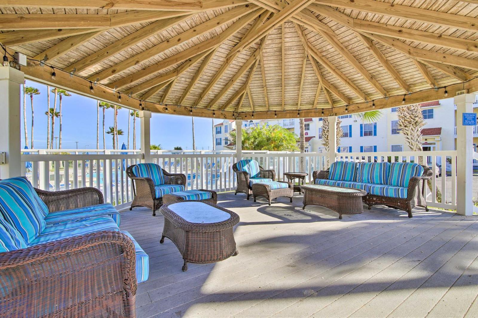 Corpus Christi Condo- Walk to Whitecap Beach! Main image 2